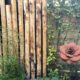 Schutting natuurlijke kastanje houten palen om lelijke muur te verbergen