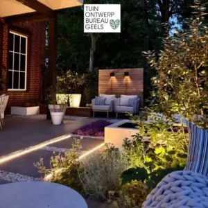 Sfeervolle In-lite tuinverlichting in een moderne witte stadstuin met leeszitje in Vught.