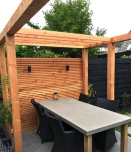 Schaduw gewenst in de stadstuin door massieve pergola